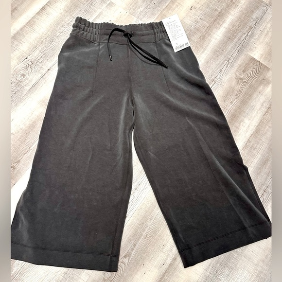 Size 10 LULULEMON crops! - Picture 3 of 7